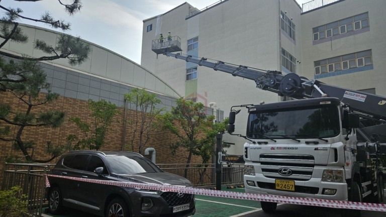 서화초등학교 본관 외벽 보수 중