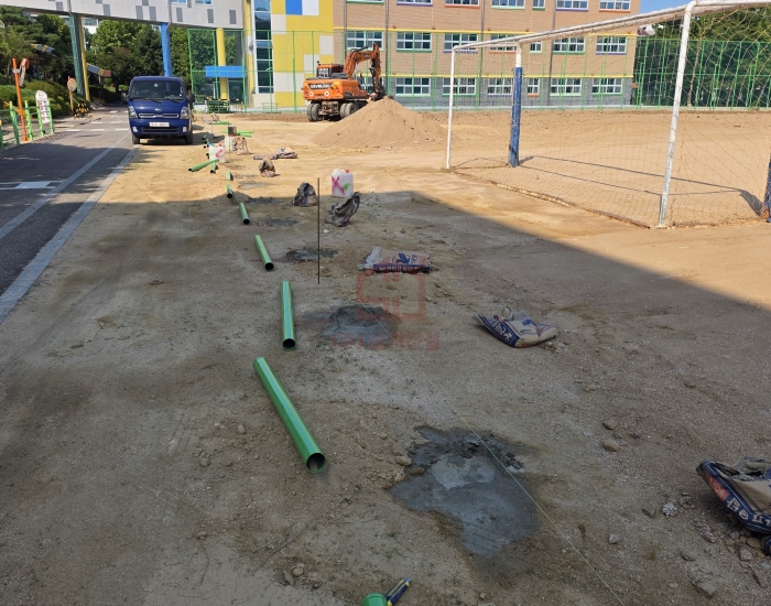 동춘초등학교 운동장 펜스 설치 공사 시공 중