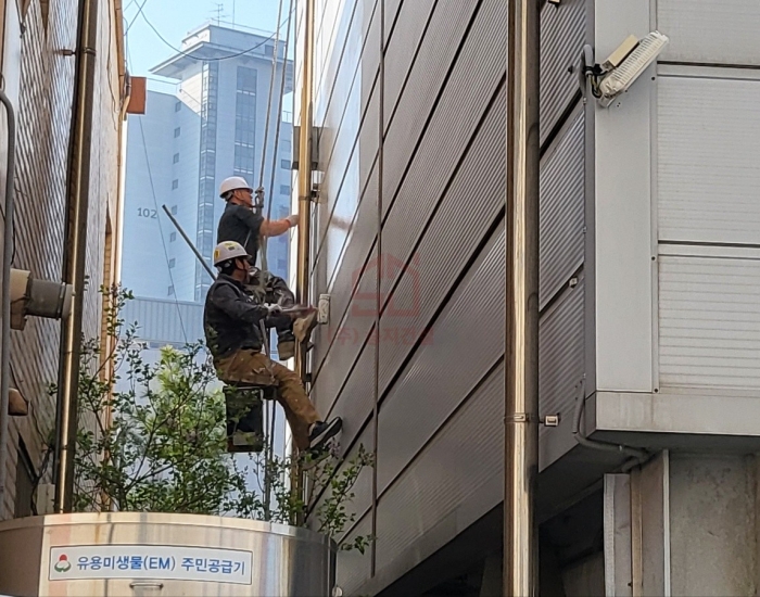 행정복지센터 별관 외부 도색 시공 중
